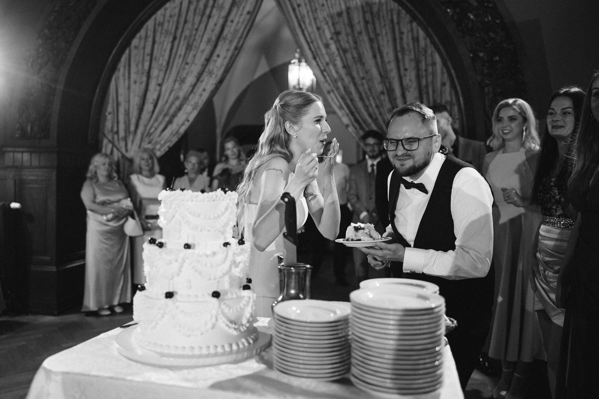 usmiech-pary-mlodej-wesele-w-palacu-72